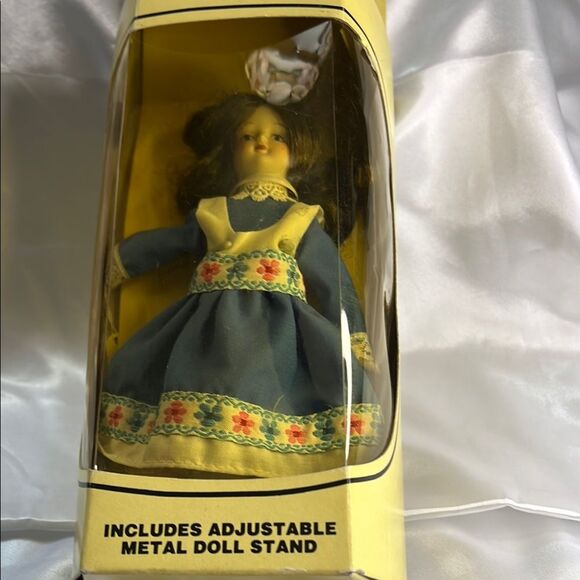 Vintage The Porcelain Collection  International Series  All 4 Dolls included - Picture 8 of 16